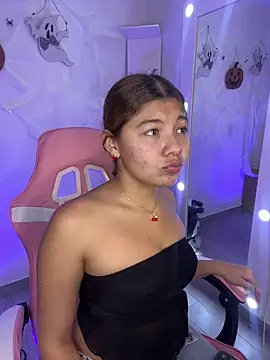 Snapshot of Gaby_002 chatting on October 18, 2:14 am Gaby 002 online show from October 18, 2:14 am