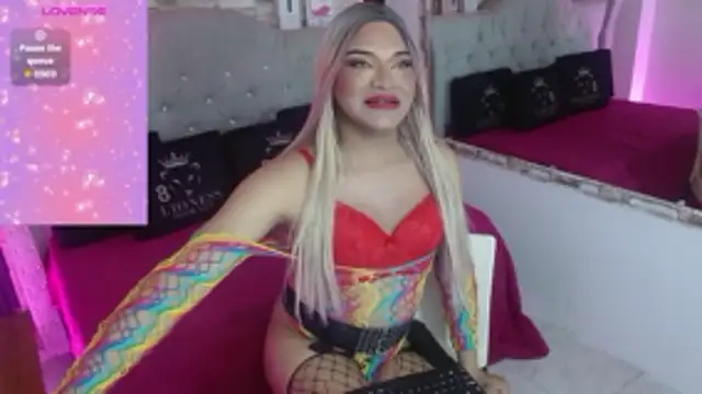 Snapshot of Sophia_hott01 chatting on December 22, 12:46 pm Sophia hott01 online show from December 22, 12:46 pm