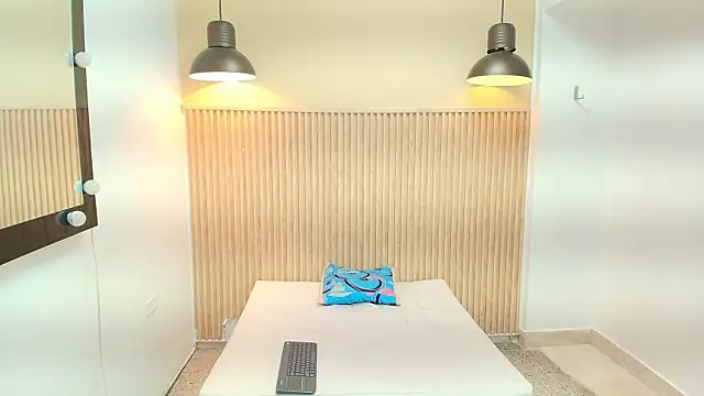 Frayhot777 online show from January 8, 8:00 pm