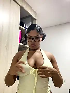 miiabrown18 online show from October 29, 1:30 am