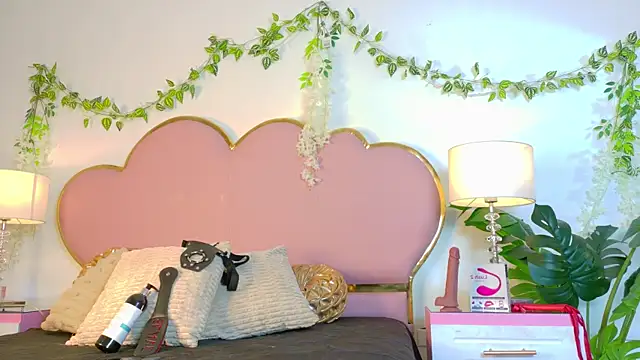 NaiaWhisper online show from October 12, 6:12 am