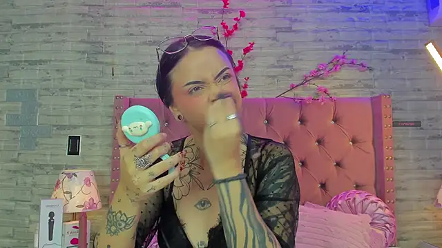 NaiaWhisper online show from November 16, 2:22 pm