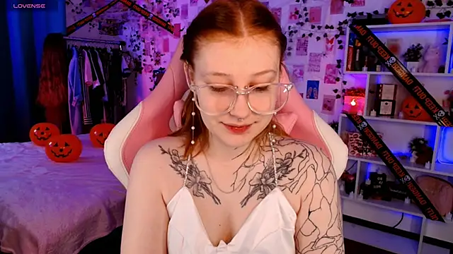 Snapshot of Ayla_Hicks chatting on October 23, 4:34 am Ayla Hicks online show from October 23, 4:34 am