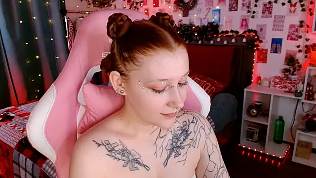 Snapshot of Ayla_Hicks chatting on December 2, 7:20 pm Ayla Hicks online show from December 2, 7:20 pm