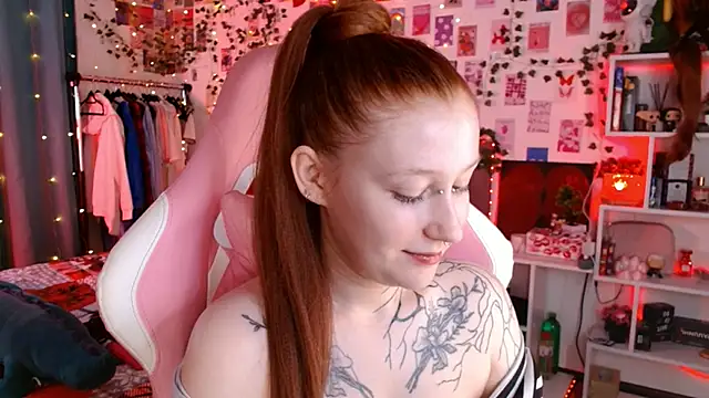 Snapshot of Ayla_Hicks chatting on December 17, 8:15 pm Ayla Hicks online show from December 17, 8:15 pm