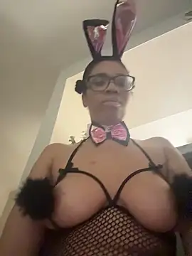 Snapshot of YeahhhitsBreezy chatting on April 1, 10:40 pm YeahhhitsBreezy online show from April 1, 10:40 pm