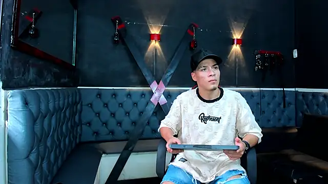 ALEX MILLER25 online show from December 18, 8:26 pm