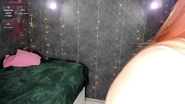 Snapshot of Red_FoxGirl chatting on December 22, 2:58 pm Red FoxGirl online show from December 22, 2:58 pm