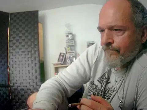 Snapshot of HippieDad333 chatting on September 23, 7:17 pm HippieDad333 online show from September 23, 7:17 pm