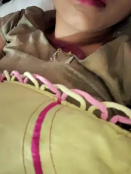 Snapshot of Queen-Bee143 chatting on February 14, 5:04 am Queen-Bee143 online show from February 14, 5:04 am