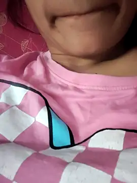 Snapshot of Queen-Bee143 chatting on February 19, 3:13 am Queen-Bee143 online show from February 19, 3:13 am