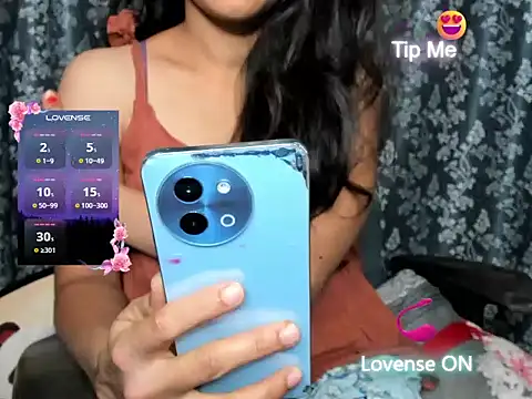 Snapshot of Queen-Bee143 chatting on February 27, 6:41 pm Queen-Bee143 online show from February 27, 6:41 pm