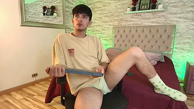 Snapshot of Axel_Draven chatting on April 12, 4:23 pm Axel Draven online show from April 12, 4:23 pm