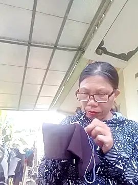 Snapshot of bella-bae chatting on October 12, 12:42 am bella-bae online show from October 12, 12:42 am