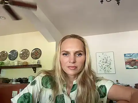 Snapshot of Tovireya chatting on October 23, 5:55 pm Tovireya online show from October 23, 5:55 pm