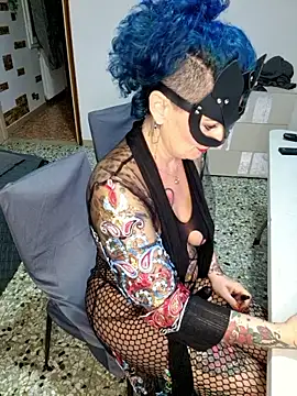 Snapshot of candymaxxx chatting on October 18, 6:19 pm candymaxxx online show from October 18, 6:19 pm