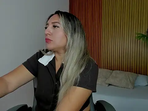Snapshot of kiara_mirren chatting on October 23, 12:37 pm kiara mirren online show from October 23, 12:37 pm