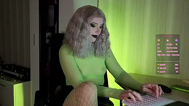 Snapshot of violet-siren-x chatting on November 5, 9:26 pm violet-siren-x online show from November 5, 9:26 pm