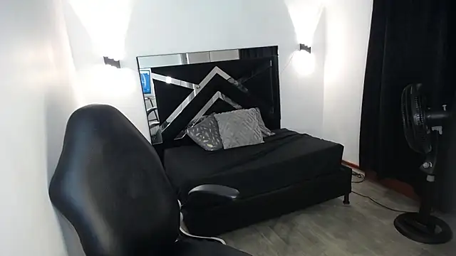 MarianaRojas  online show from March 31, 5:19 am