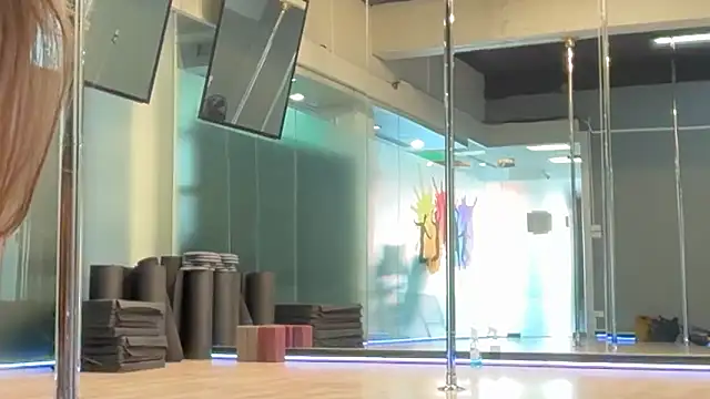 Snapshot of Roriann chatting on February 25, 10:25 am Roriann online show from February 25, 10:25 am