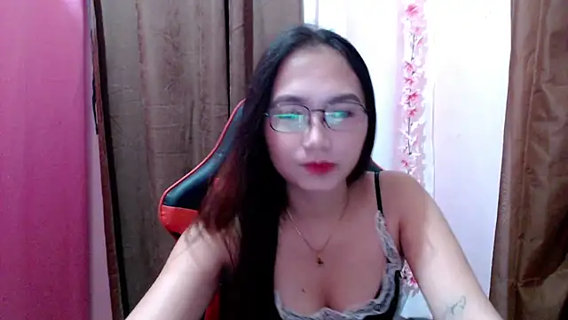 Snapshot of pinayscarlet chatting on October 12, 11:42 am pinayscarlet online show from October 12, 11:42 am