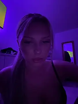 Snapshot of blondeeee chatting on December 17, 5:52 pm blondeeee online show from December 17, 5:52 pm