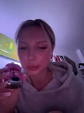 Snapshot of blondeeee chatting on December 18, 6:58 pm blondeeee online show from December 18, 6:58 pm