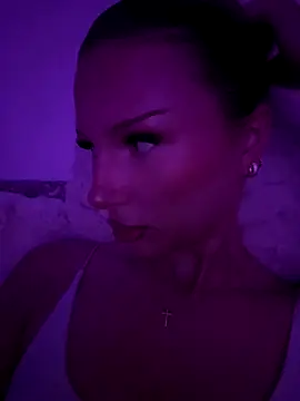 Snapshot of blondeeee chatting on January 8, 6:21 pm blondeeee online show from January 8, 6:21 pm