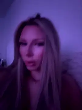 Snapshot of blondeeee chatting on January 13, 4:45 pm blondeeee online show from January 13, 4:45 pm