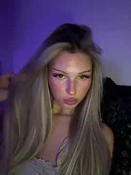 Snapshot of blondeeee chatting on February 7, 6:11 pm blondeeee online show from February 7, 6:11 pm