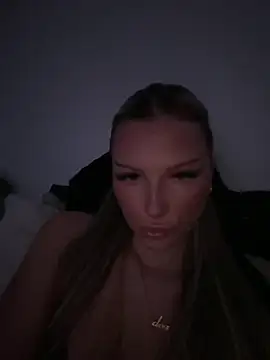 Snapshot of blondeeee chatting on February 24, 6:06 pm blondeeee online show from February 24, 6:06 pm