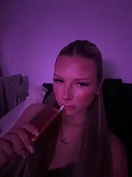 Snapshot of blondeeee chatting on February 25, 5:55 pm blondeeee online show from February 25, 5:55 pm