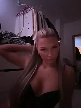 Snapshot of blondeeee chatting on March 5, 9:11 pm blondeeee online show from March 5, 9:11 pm