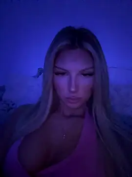 Snapshot of blondeeee chatting on March 22, 5:38 pm blondeeee online show from March 22, 5:38 pm