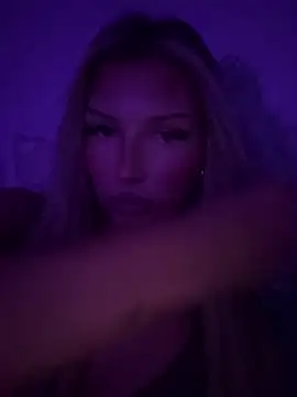 Snapshot of blondeeee chatting on March 25, 5:52 pm blondeeee online show from March 25, 5:52 pm