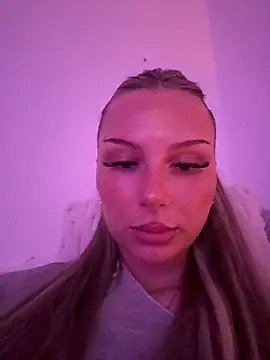 blondeeee online show from May 14, 3:30 pm