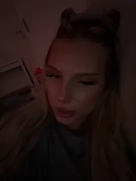 Snapshot of blondeeee chatting on July 2, 6:14 pm blondeeee online show from July 2, 6:14 pm