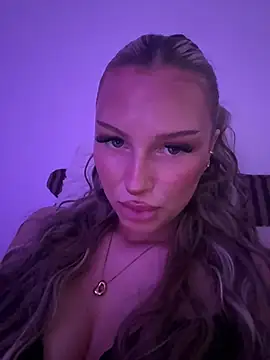 Snapshot of blondeeee chatting on July 3, 4:24 pm blondeeee online show from July 3, 4:24 pm