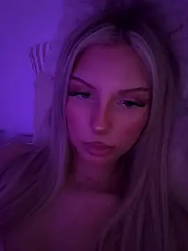Snapshot of blondeeee chatting on July 20, 3:47 pm blondeeee online show from July 20, 3:47 pm