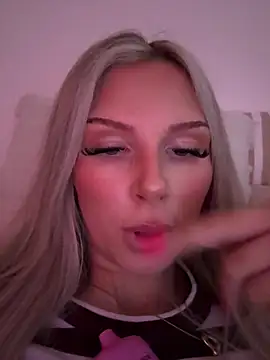 Snapshot of blondeeee chatting on July 21, 3:25 pm blondeeee online show from July 21, 3:25 pm