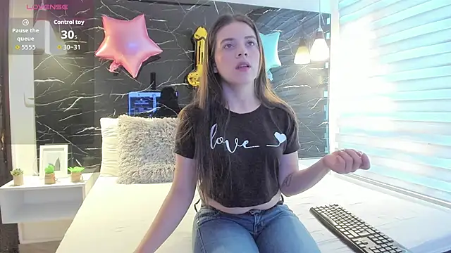 Snapshot of ZOE_LE chatting on December 2, 11:37 am ZOE LE online show from December 2, 11:37 am