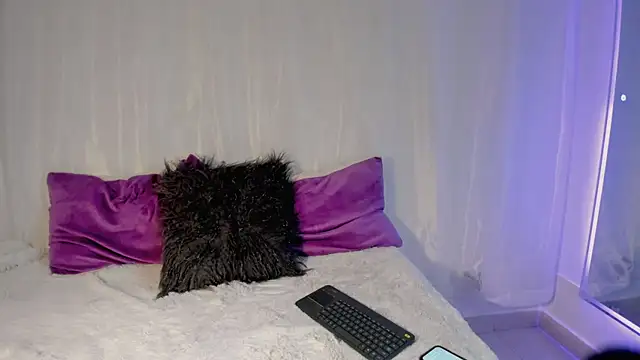 Olivia Morrys online show from February 13, 8:05 pm