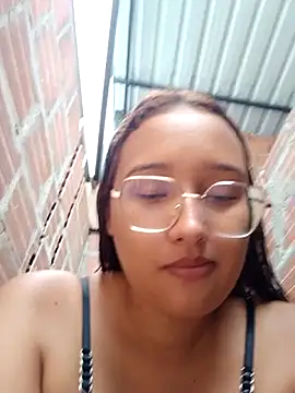 Snapshot of young_dairy01 chatting on December 20, 12:23 pm young dairy01 online show from December 20, 12:23 pm