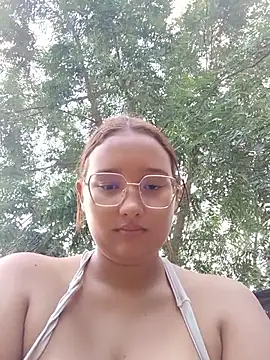 Snapshot of young_dairy01 chatting on December 22, 12:02 pm young dairy01 online show from December 22, 12:02 pm