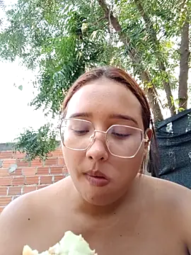 Snapshot of young_dairy01 chatting on February 18, 12:23 pm young dairy01 online show from February 18, 12:23 pm