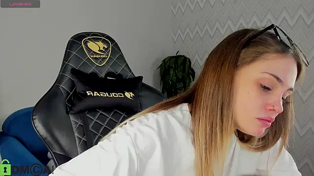 KarinaBroks online show from November 4, 8:30 pm