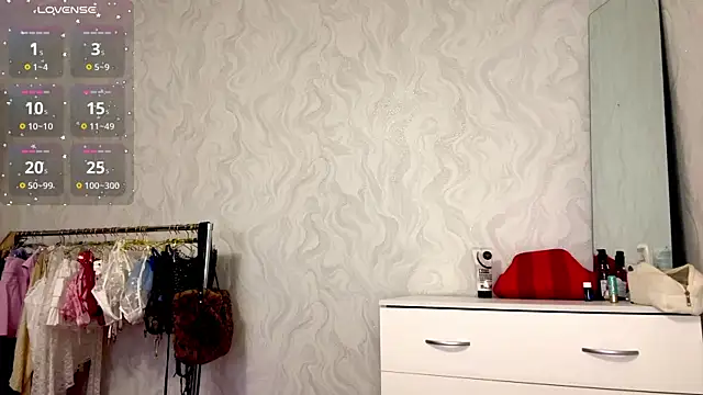 LindyEckland online show from October 17, 12:19 pm