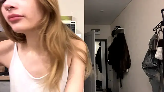 Snapshot of ElissaMikrot chatting on October 22, 5:34 pm ElissaMikrot online show from October 22, 5:34 pm
