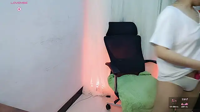 Snapshot of NEWONETO chatting on October 2, 1:07 pm NEWONETO online show from October 2, 1:07 pm