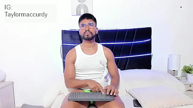 Taylormaccurdy  online show from November 25, 2:06 pm